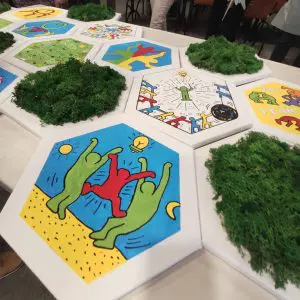 zoom sur l'oeuvre collective Hexagone vegetal_melange entre l’œuvre collective en peinture et la fresque végétale